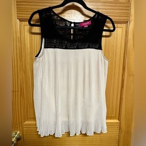 Black and cream sleeveless top. Size L.